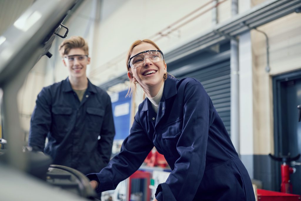 Zwei Lehrlinge arbeiten gemeinsam in einer Werkstatt